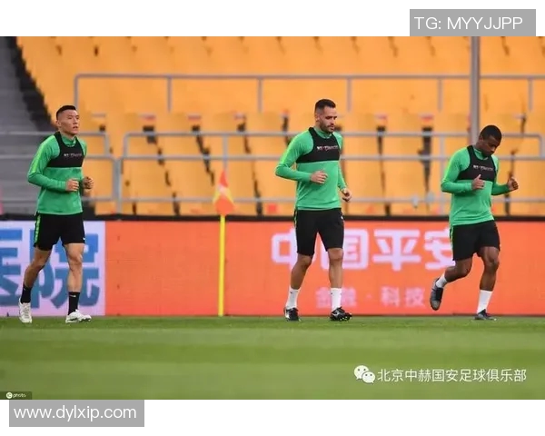 上海足球队以56分稳居联赛积分榜首位展现强劲实力 上海足球队以56分稳居联赛积分榜首位展现强劲实力